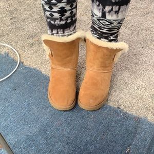 Bailey button II chestnut uggs size 7